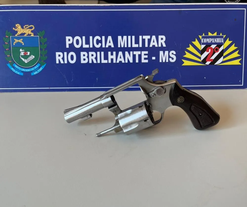 Polícia Militar de Rio Brilhante apreende revólver e prende dois homens por posse irregular de arma de fogo