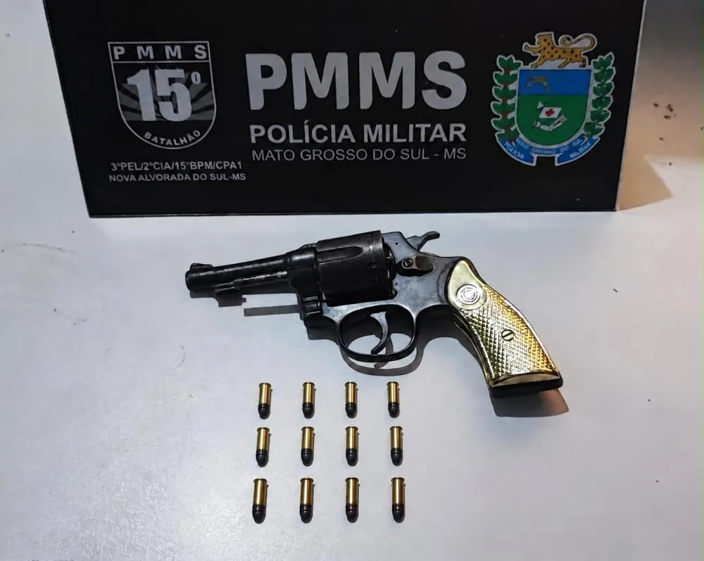 Revólver calibre .22 e 12 munições apreendidos pela Polícia Militar durante abordagem a três homens em frente a uma conveniência, na região central de Nova Alvorada do Sul (MS). Crédito: Polícia Militar de Mato Grosso do Sul (PMMS) / Divulgação.